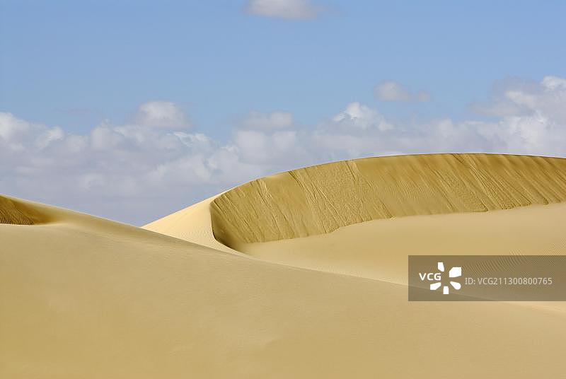 埃及西部沙漠法尤姆绿洲和拜哈里耶绿洲之间的沙丘图片素材