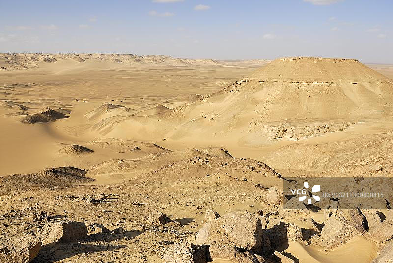 非洲埃及西部沙漠法拉夫拉洼地附近的沙漠景观图片素材