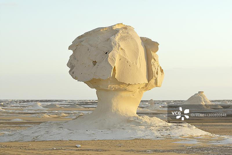 埃及法拉夫拉绿洲白色沙漠的石灰岩地层图片素材