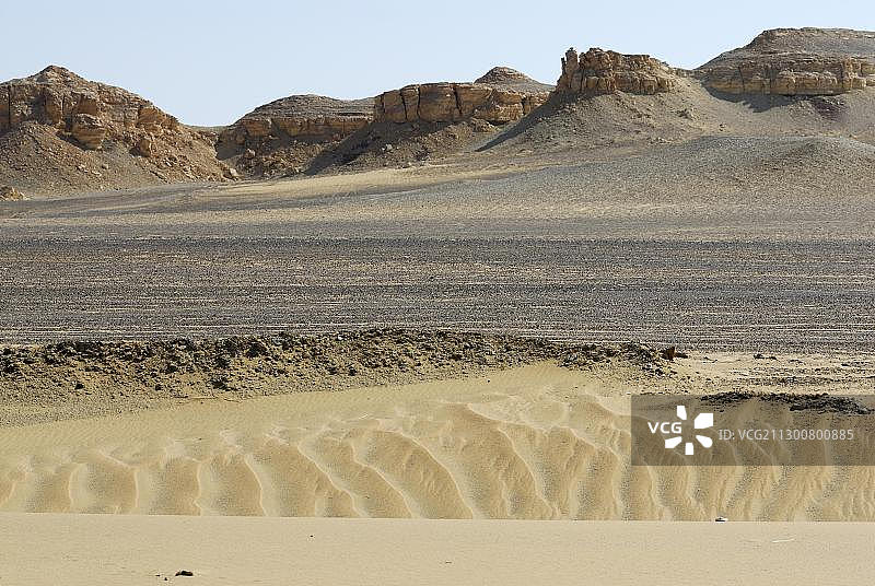 埃及西部沙漠法拉夫拉绿洲和达赫拉绿洲之间的沙漠景观图片素材