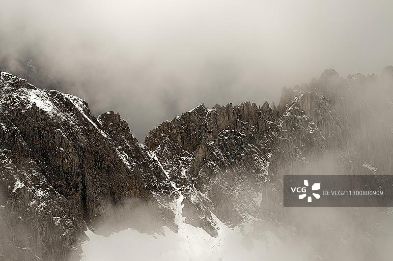 雾气弥漫的山脉景观，奥地利蒂罗尔图片素材