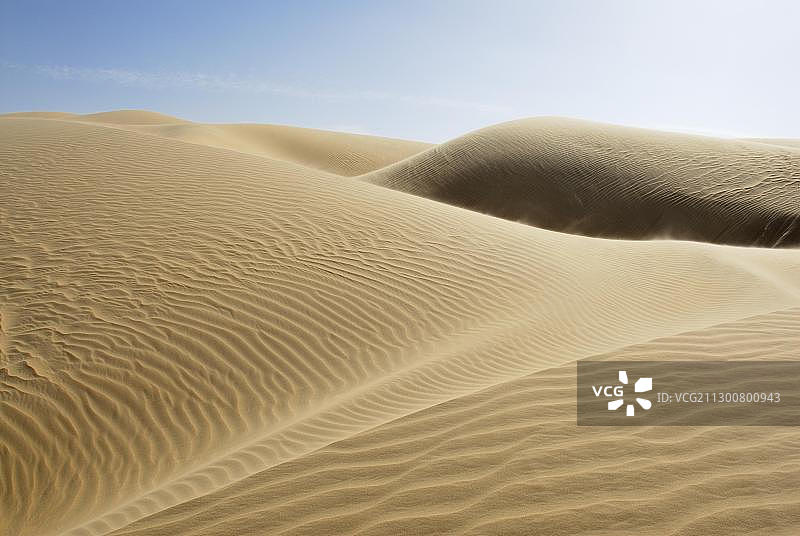 埃及西部沙漠达赫拉绿洲和卡尔加绿洲之间的沙丘图片素材