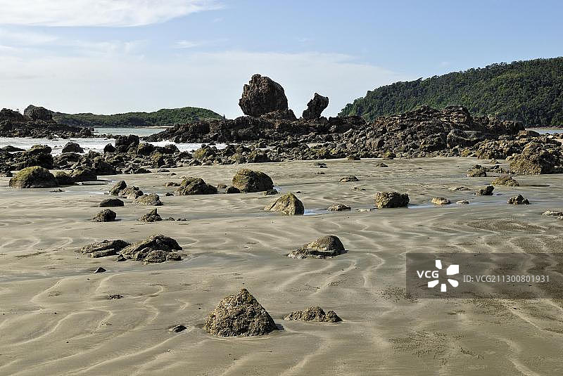 澳大利亚昆士兰州麦凯附近希尔斯伯勒海角国家公园的火山岩沙滩图片素材