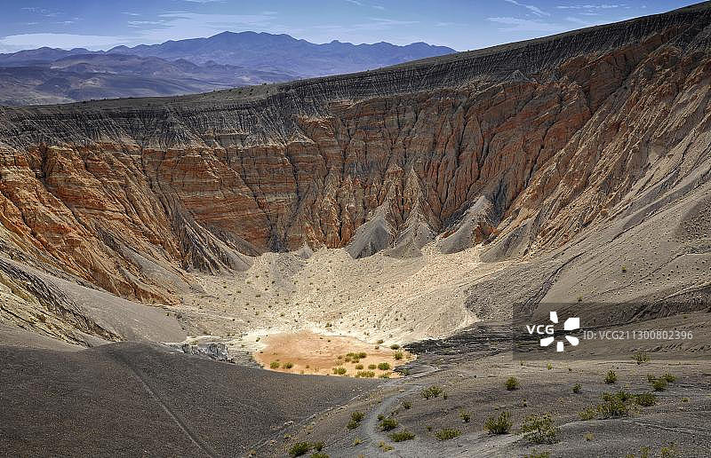 美国加州死亡谷火山口的沉积岩图片素材
