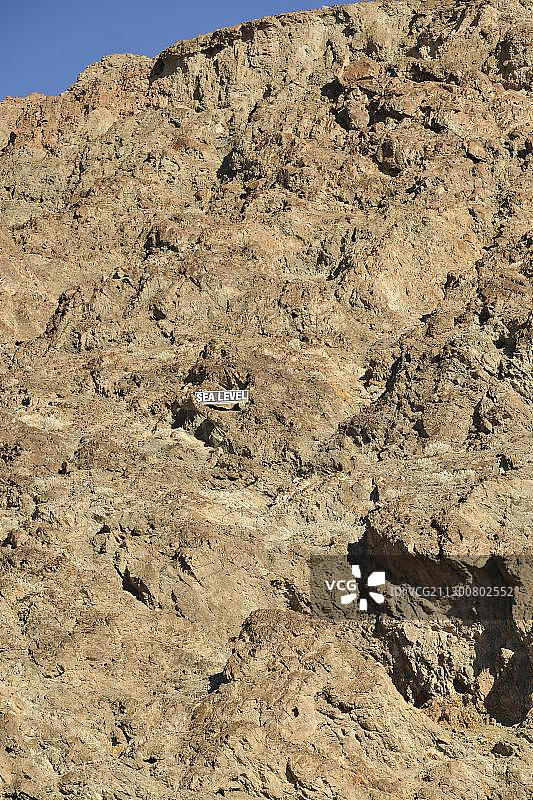 美国加州死亡谷国家公园恶水盆地黑山海平面指示牌图片素材