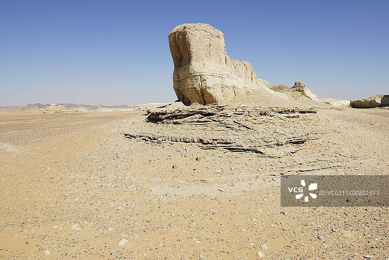 埃及撒哈拉西部沙漠达赫拉绿洲和卡尔加绿洲之间的沙漠景观岩层图片素材