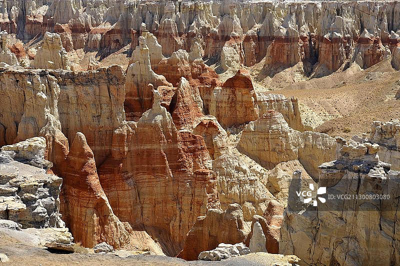科尔矿峡谷中被矿物质染色的侵蚀性石柱和岩层,科尔矿台地,彩绘沙漠,霍皮族保留地,纳瓦霍族保留地,亚利桑那州,美国,北美图片素材