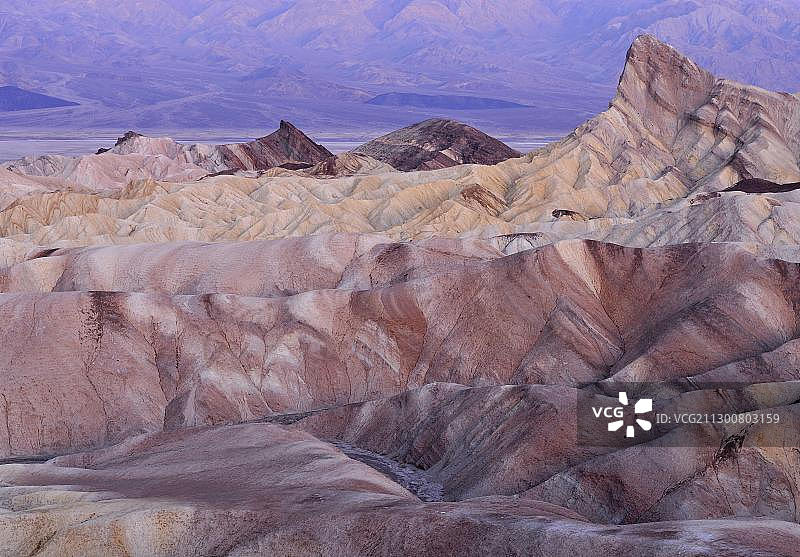 从扎布里斯基角看到的景色：矿物着色的侵蚀岩石和帕纳明特山脉，死亡谷国家公园，加利福尼亚州，美国图片素材