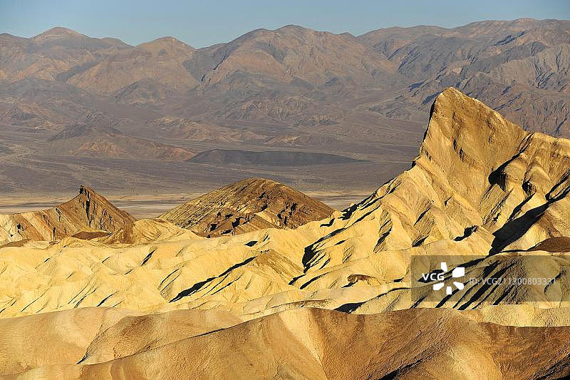 从扎布里斯基角望向曼利灯塔，远处是帕纳明特山脉，死亡谷国家公园，莫哈韦沙漠，加利福尼亚州，美国图片素材