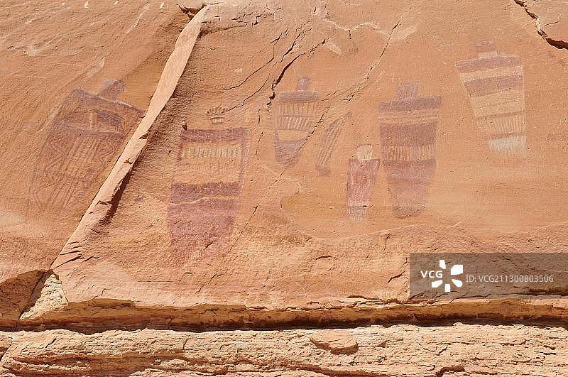 美国犹他州峡谷地国家公园马蹄峡谷的美洲原住民岩画图片素材