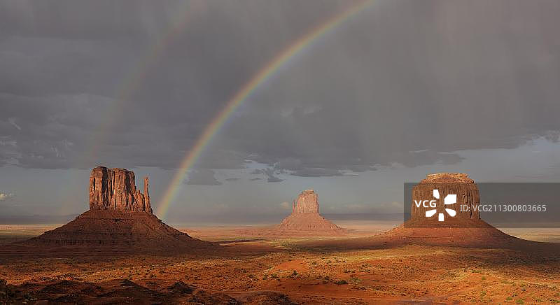 雷雨后傍晚时分，雨阵期间出现的双彩虹，台地，西手套孤丘，东手套孤丘，梅里克孤丘，纪念碑谷，纳瓦霍部落公园，纳瓦霍民族保留地，亚利桑那州，犹他州，美利坚合众国，美国，北美图片素材