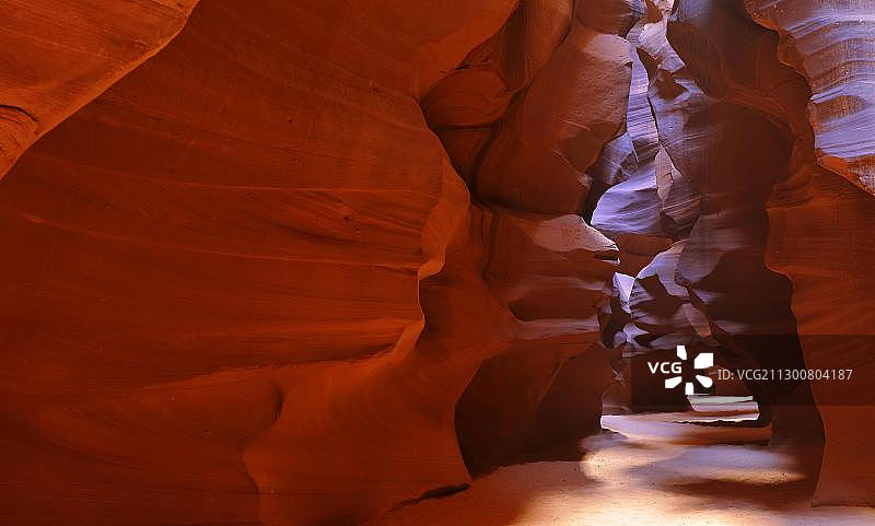 羚羊峡谷的红色砂岩地貌图片素材