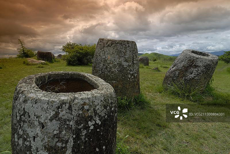 考古：老挝川圹省石缸平原1号遗址的古代大型石罐图片素材