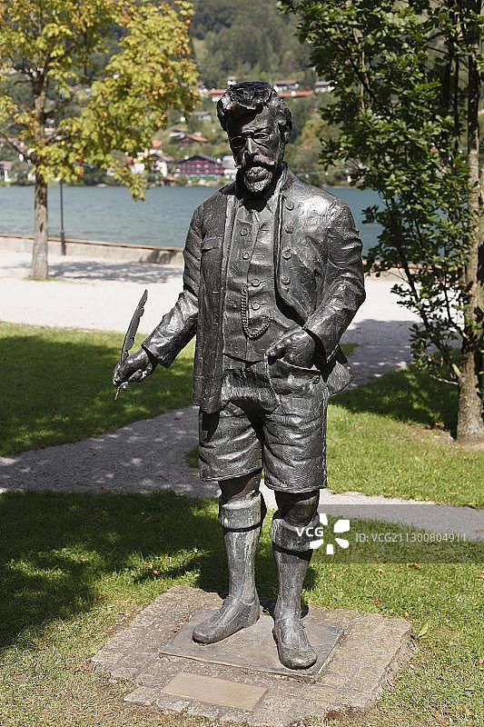 路德维希·冈霍费尔雕像，位于德国巴伐利亚州泰根湖谷罗塔赫-埃根温泉花园图片素材