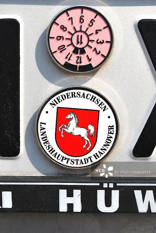 车辆检验标志与下萨克森标志，位于德国汉诺威车牌上图片素材