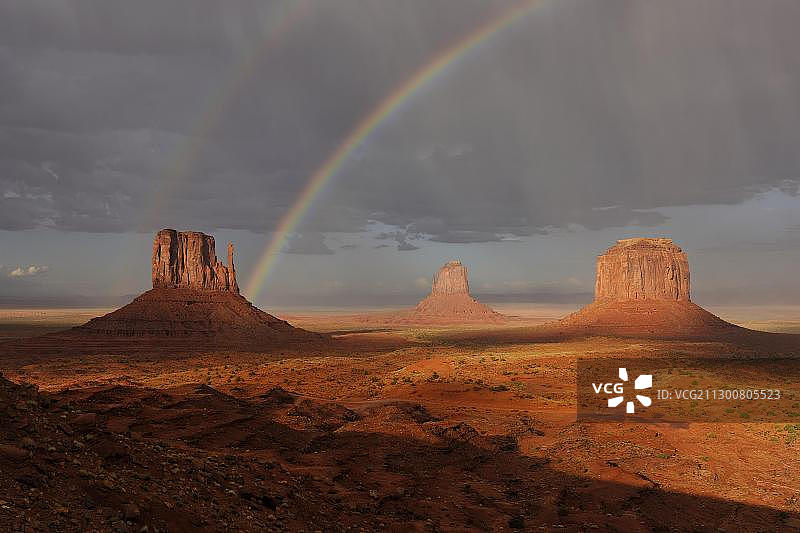 雷雨过后傍晚时分的双彩虹和雨，西手套孤丘，东手套孤丘和梅里克孤丘台山，纪念碑谷，纳瓦霍部落公园，纳瓦霍民族保留地，美国亚利桑那州，犹他州图片素材