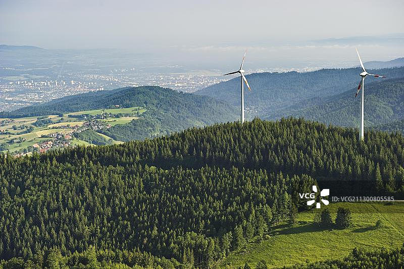 弗莱堡绍因斯兰山风力涡轮机鸟瞰，德国黑森林图片素材