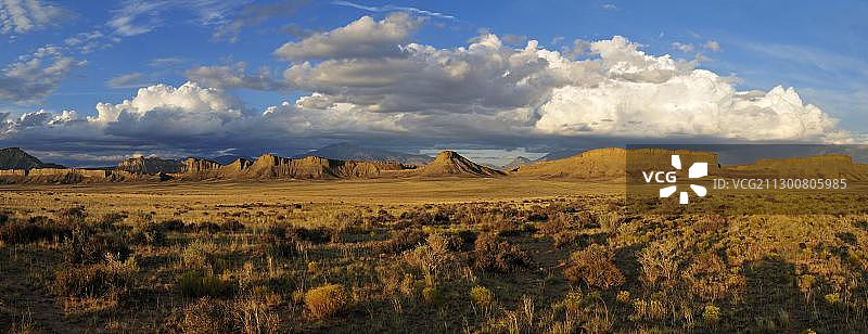 布尔小径和亨利山脉上空的雷暴云，国会礁国家公园，犹他州，美国，北美图片素材