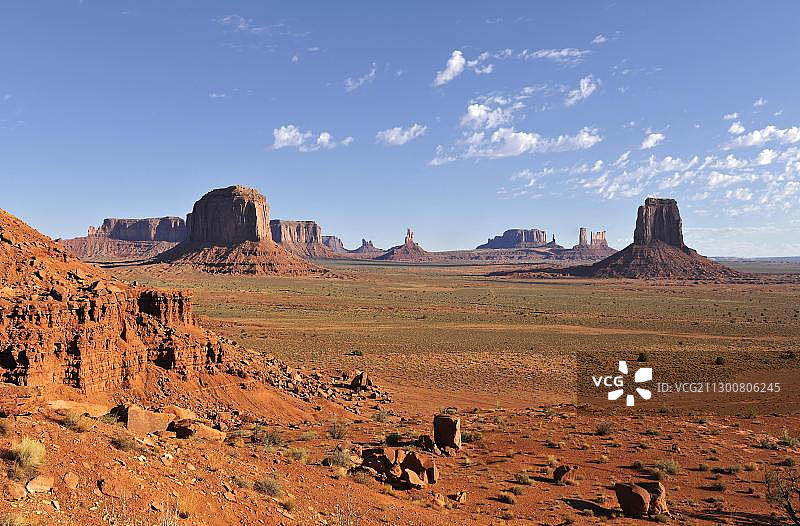 从北窗瞭望台看到的景色:梅萨斯、梅里克孤丘、米切尔梅萨、国王宝座、东手套孤丘、城堡孤丘、熊和兔子、驿站马车、纪念碑谷、纳瓦霍部落公园、纳瓦霍族保留地,亚利桑那州,犹他州,美国,北美洲图片素材