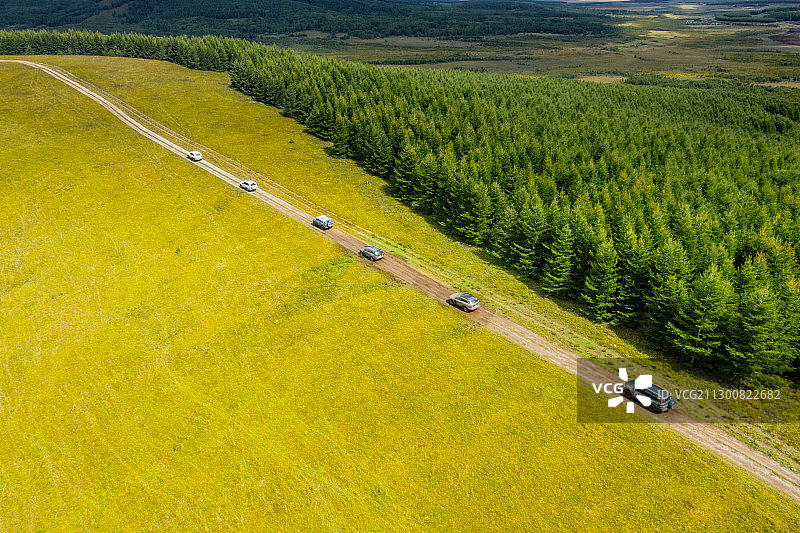航拍草原车队图片素材