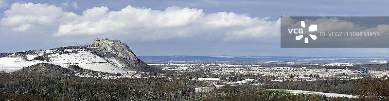 德国巴登-符腾堡州黑高地区冬季全景：霍恩特维尔火山和辛根镇图片素材