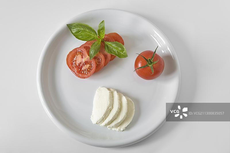 番茄、马苏里拉奶酪和罗勒拼盘图片素材