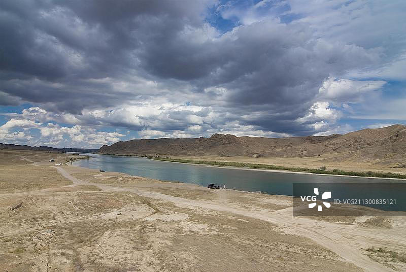 伊犁河，流淌在哈萨克斯坦塔玛加勒达斯荒凉的景观中，中亚，亚洲图片素材