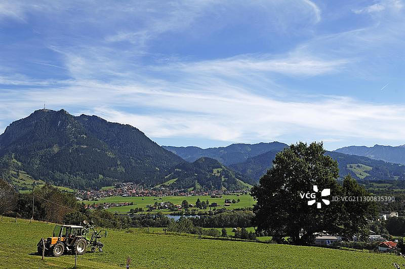 德国巴伐利亚阿尔高比勒多夫格吕滕山布尔格山村风光图片素材