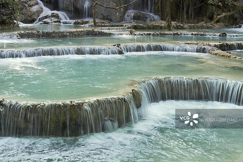 老挝琅勃拉邦附近关西瀑布群中的泳池和瀑布图片素材