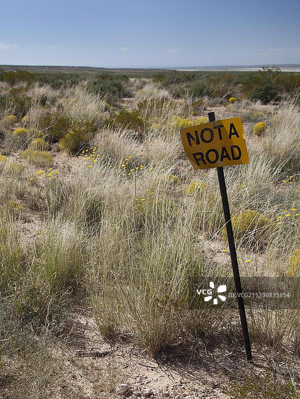 奇瓦瓦沙漠中的“非公路”标志，位于美国新墨西哥州卡尔斯巴德图片素材