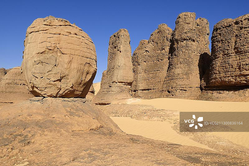 阿尔及利亚塔曼拉塞特省阿哈加尔高原岩层，撒哈拉沙漠，非洲图片素材
