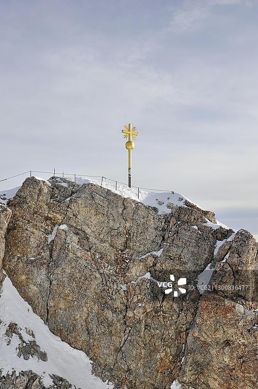 楚格峰，山顶十字架，海拔2962米，韦特施泰因山脉，韦尔登费尔斯，上巴伐利亚，德国，欧洲图片素材