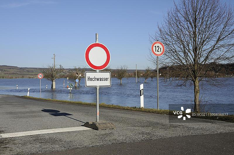 洪水淹没了克莱恩耶纳附近的乡村公路图片素材