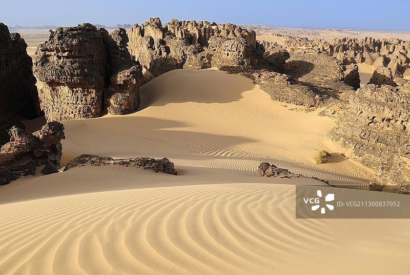 撒哈拉沙漠阿尔及利亚塔曼拉塞特省霍加尔山地丁·阿卡查克砂岩地貌，北非图片素材