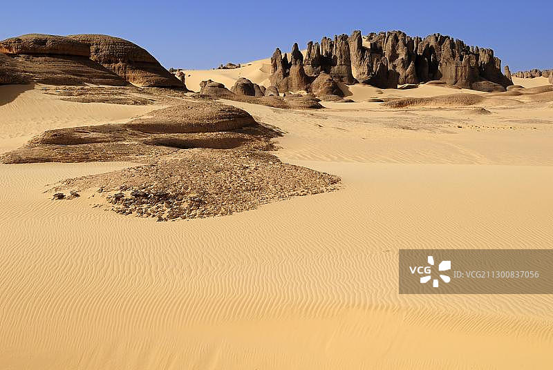 撒哈拉沙漠阿尔及利亚塔曼拉塞特省霍加尔山地丁·阿卡查克砂岩地貌，北非图片素材