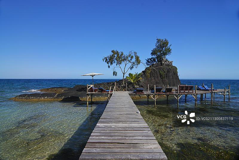 通往带日光浴床的岩石小岛的码头，马达加斯加圣玛丽亚岛图片素材
