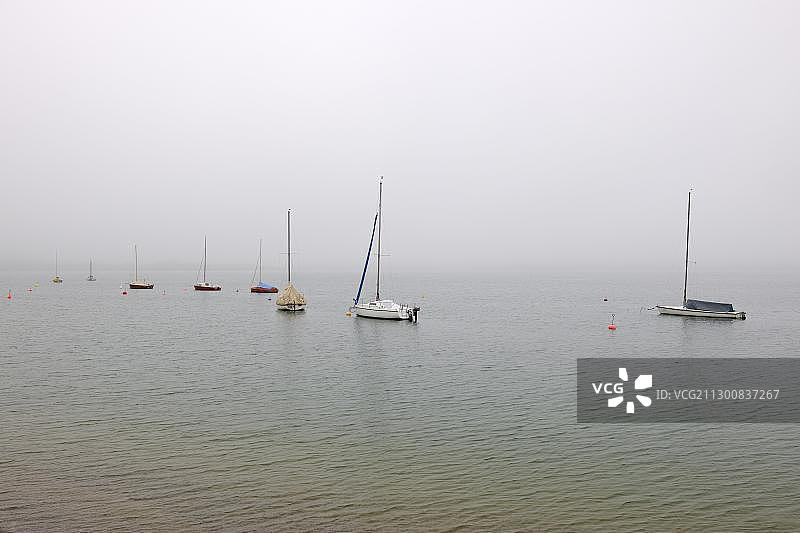 德国福根湖的雾中帆船图片素材
