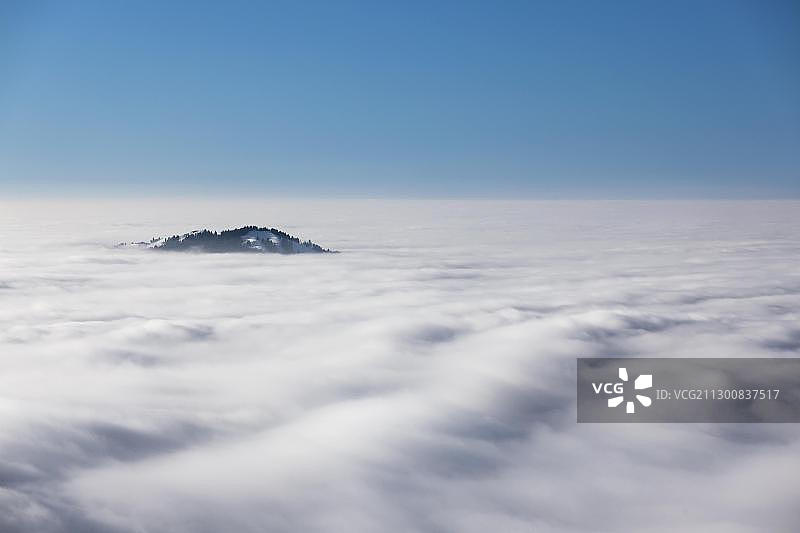瑞士阿尔卑斯山云雾中的洪德维勒高地图片素材