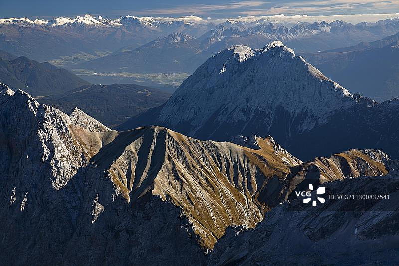 从楚格峰欣赏秋日山景，德国，奥地利，欧洲图片素材