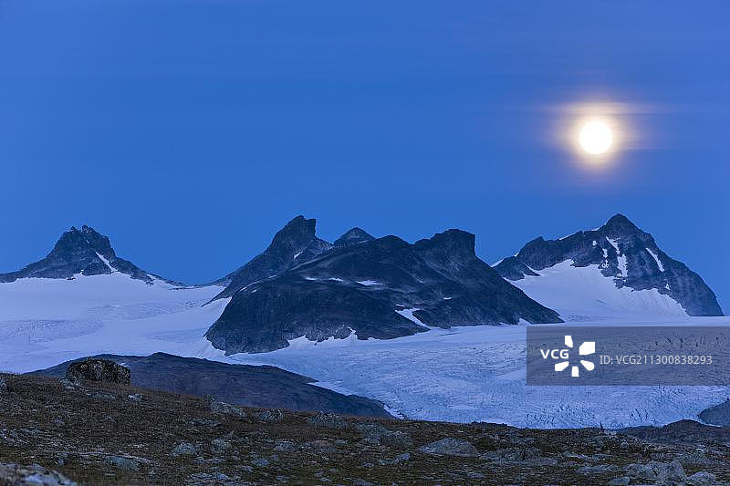 挪威松恩峡湾斯莫斯塔布林冰川上的月光图片素材