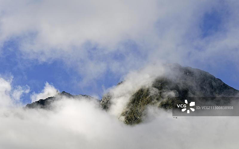 米尔福德峡湾上空的观光直升机，位于新西兰南岛峡湾国家公园图片素材