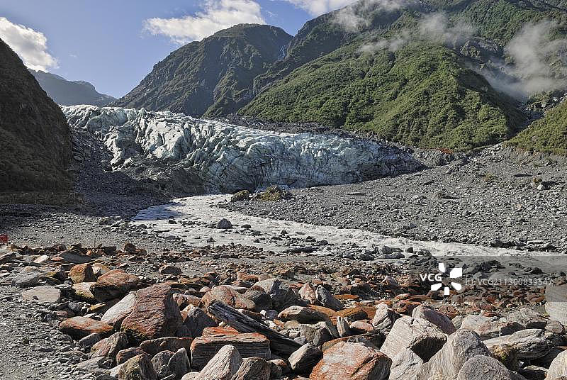 新西兰南岛西地国家公园福克斯冰川的冰碛和冰川溪流图片素材
