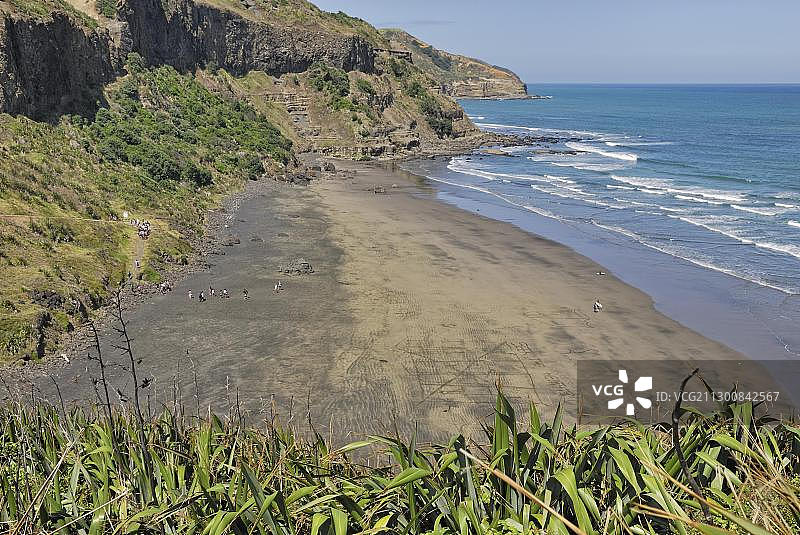 新西兰海滩学生郊游图片素材