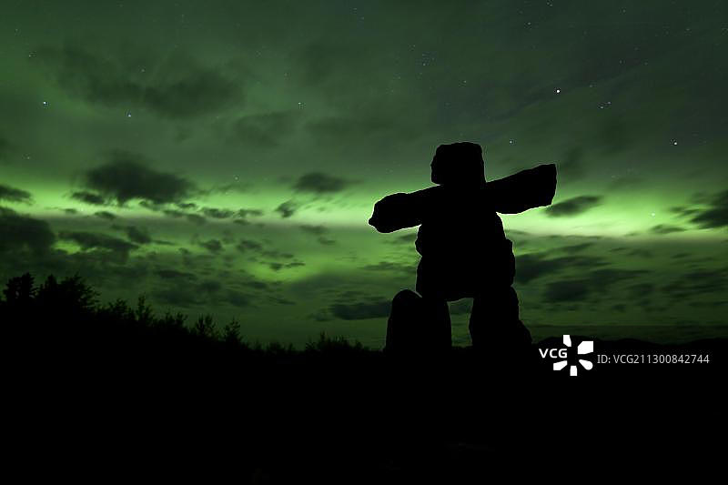 加拿大育空地区怀特霍斯附近，极光下因纽特石人轮廓图片素材