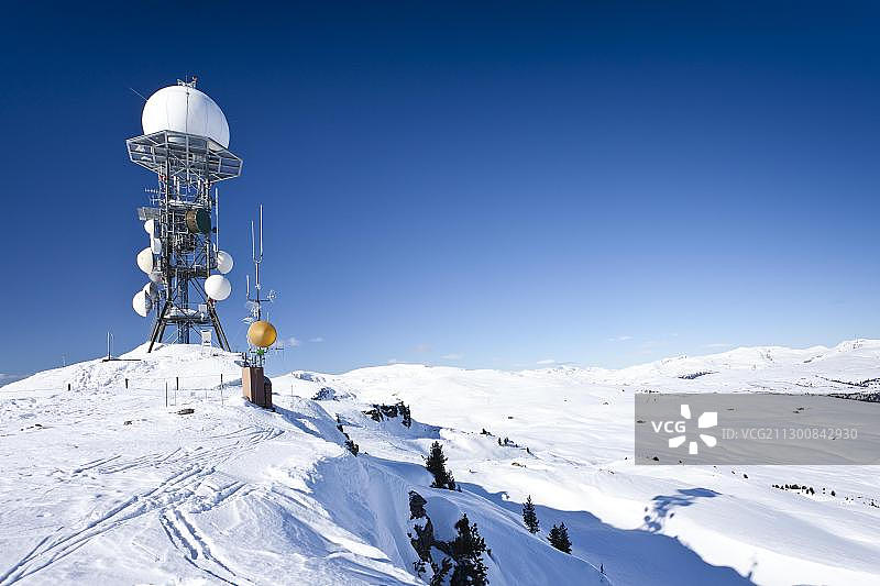 位于意大利南蒂罗尔博尔扎诺区雷农里特纳霍恩山上的气象站图片素材