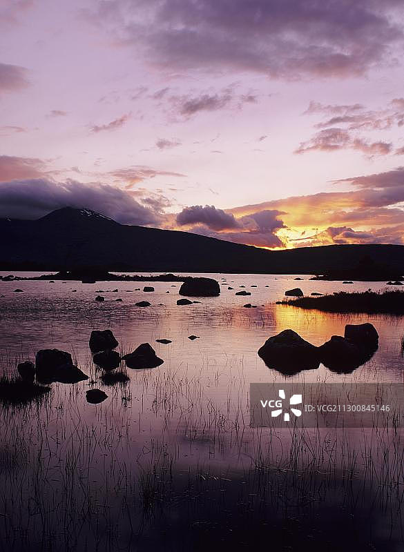 苏格兰高地兰诺克荒原的纳哈克莱斯湖和黑山，英国图片素材