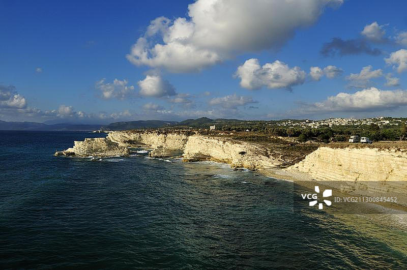叙利亚拉塔基亚布尔吉伊斯兰附近的石灰岩悬崖和地中海海岸图片素材
