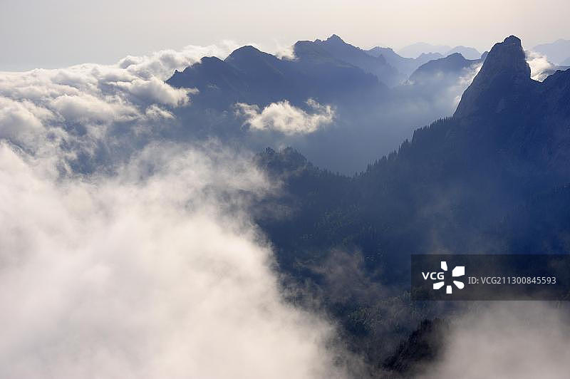 云雾缭绕的山脉，菲森，巴伐利亚，德国，欧洲图片素材