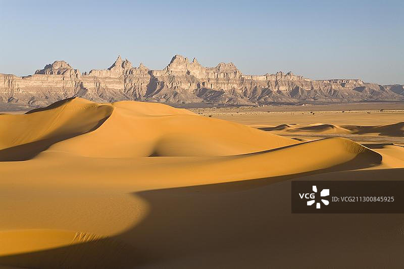 利比亚沙漠伊迪宁山脉前的沙丘，撒哈拉，北非图片素材