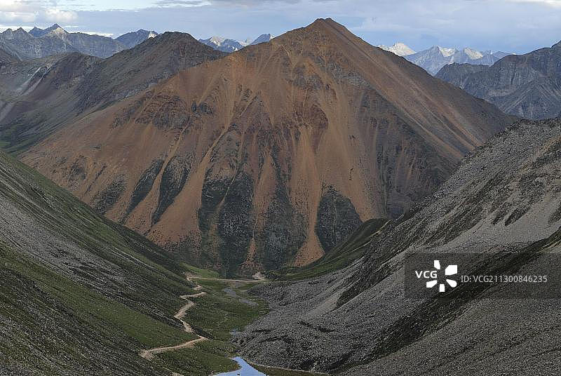 西藏拉姆拉错的群山风光图片素材